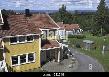 Oslo, Norway, Norwegen; A housing estate - wooden terraced houses. Eine Wohnsiedlung - Reihenhäuser aus Holz. Urbanización - casas de madera. Stock Photo