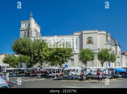 market at Place Saint-Jean in Alès against the backdrop Alès Cathedral, Gard department; Occitanie region; Southern France Stock Photo