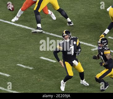 Pittsbugh, United States. 10th Jan, 2021. Cleveland Browns quarterback  Baker Mayfield (6) throws to Cleveland Browns wide receiver Jarvis Landry  (80) that runs for the touchdown in the first quarter of the