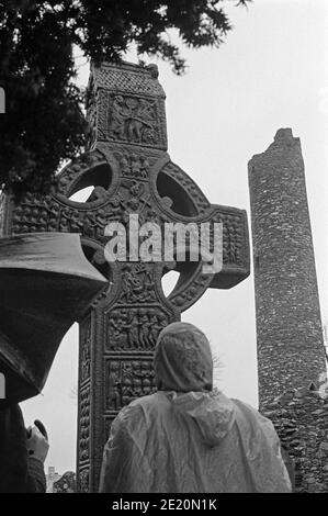 Muiredach´s Cross and round tower, April 19, 1986, Monasterboice, Drogheda, County Louth, Republic of Ireland Stock Photo