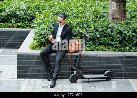 Entrepreneur reading article online Stock Photo