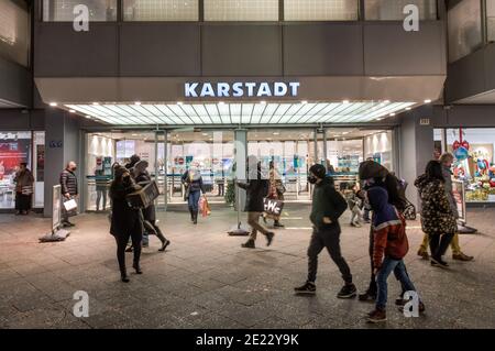 Karstadt, Weihnachts-Shopping auf dem Kudamm am 12.12.2020 Charlottenburg, Berlin, Deutschland Stock Photo