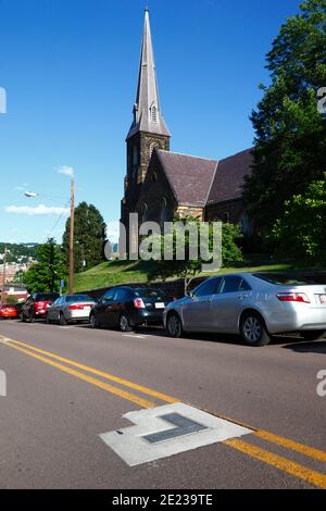 Plaque in Washington Street marking position of Fort Cumberland boundary wall, Emmanuel Parish church in background, Cumberland, Maryland MD, USA Stock Photo