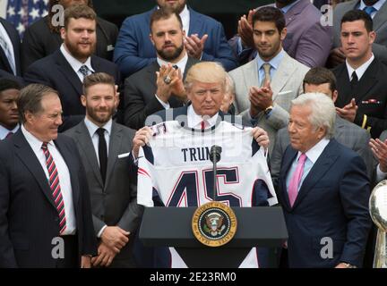 Washington, USA. 19th Apr, 2017. April 19, 2017 - President Donald Trump holds a Patriots Super Bowl jersey next to coach Bill Belichick, left, and owner Robert Kraft, right, as he welcomes the Super Bowl Champions the New England Patriots to the White House on the South Lawn. (Photo by Molly Riley/Pool) *** Please Use Credit from Credit Field *** Credit: Sipa USA/Alamy Live News Stock Photo