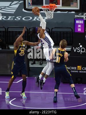 Sacramento, CA, USA. 11th Jan, 2021. Sacramento Kings center Richaun Holmes (22) duns the ball over Indiana Pacers forward Domantas Sabonis (11) and Indiana Pacers center Myles Turner (33) during a game at the Golden 1 Center on Monday, Jan 11, 2021 in Sacramento. Credit: Paul Kitagaki Jr./ZUMA Wire/Alamy Live News Stock Photo