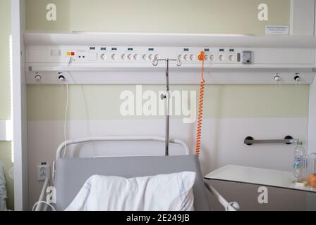 Empty hospital bed on ward Stock Photo
