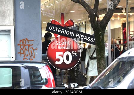 Roma, oggi 11 gennaio al via ai 'SALDI' invernali nel Lazio. I negozianti sperano nella ripresa economica. Stock Photo