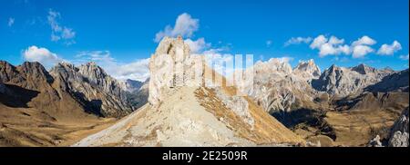 View from Pas de sen Nicolo towards north, left Colac and Sella, right Gran Vernel, Marmolata, Ombreta, Col Ombert.  Marmolada mountain range in the D Stock Photo