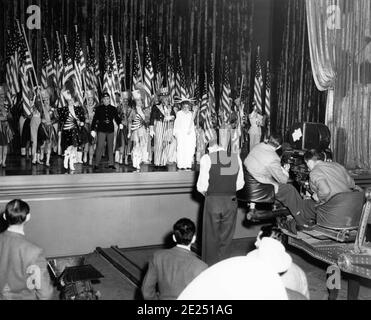 JEANNE CAGNEY JAMES CAGNEY as George M. Cohan JOAN LESLIE WALTER HUSTON and ROSEMARY DeCAMP on set candid with Movie Crew during filming of You're a Grand Old Flag number for YANKEE DOODLE DANDY 1942 director MICHAEL CURTIZ Warner Bros. Stock Photo