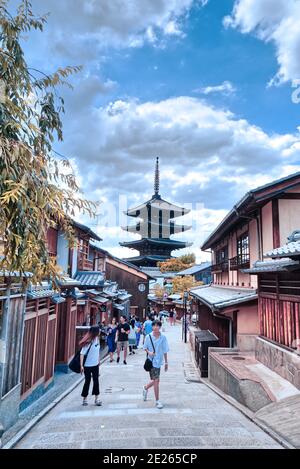 2018 08, Kyoto, Japan. Tourists in the typical cobbled streets of Kyoto in the Higashiyama district in the middle of traditional wooden houses with th Stock Photo