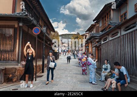 2018 08, Kyoto, Japan. Tourists in the typical cobbled streets of Kyoto in the Higashiyama district. Gion district, tourists sightseeing alley with Ya Stock Photo