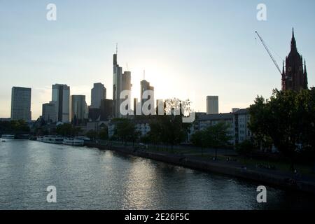 Abendstimmung am Frankfurter Main mit der Skyline im Hintergrund Stock Photo