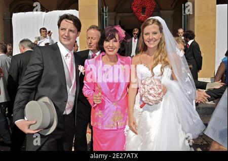 Denise Fabre, icone de la television Francaise et actuellement Maire-adjointe de la ville de Nice, a marie civilement sa fille Olivia (en blanc) avec Charles de Navacelle de Coubertin à la Mairie de Nice, France le 8 Juillet 2011. A ses cotes lors de la ceremonie, le Maire de Nice, Mr Christian Estrosi secondait efficacement la Maire-adjointe, tres emue. Le temoin de la mariee etait Elodie (en vert à la Mairie et en robe courte beige ensuite) qui n'est autre que la soeur jumelle d'Olivia. Michel Drucker, parrain des 2 filles de Denise Fabre a assiste au mariage. Le mariage religieux a eu lieu Stock Photo