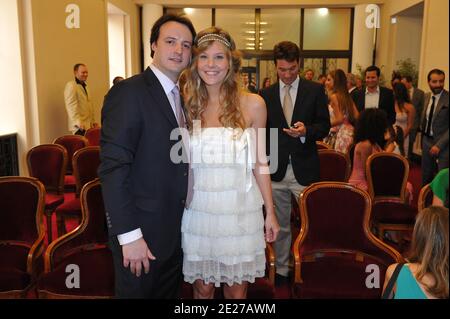 Denise Fabre, icone de la television Francaise et actuellement Maire-adjointe de la ville de Nice, a marie civilement sa fille Olivia (en blanc) avec Charles de Navacelle de Coubertin à la Mairie de Nice, France le 8 Juillet 2011. A ses cotes lors de la ceremonie, le Maire de Nice, Mr Christian Estrosi secondait efficacement la Maire-adjointe, tres emue. Le temoin de la mariee etait Elodie (en vert à la Mairie et en robe courte beige ensuite) qui n'est autre que la soeur jumelle d'Olivia. Michel Drucker, parrain des 2 filles de Denise Fabre a assiste au mariage. Le mariage religieux a eu lieu Stock Photo