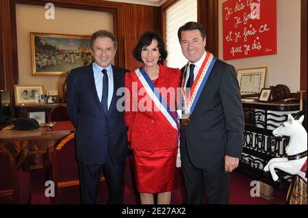 Denise Fabre, icone de la television Francaise et actuellement Maire-adjointe de la ville de Nice, a marie civilement sa fille Olivia (en blanc) avec Charles de Navacelle de Coubertin à la Mairie de Nice, France le 8 Juillet 2011. A ses cotes lors de la ceremonie, le Maire de Nice, Mr Christian Estrosi secondait efficacement la Maire-adjointe, tres emue. Le temoin de la mariee etait Elodie (en vert à la Mairie et en robe courte beige ensuite) qui n'est autre que la soeur jumelle d'Olivia. Michel Drucker, parrain des 2 filles de Denise Fabre a assiste au mariage. Le mariage religieux a eu lieu Stock Photo