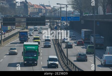 Berlin in Zeiten der Corona-Krise, 25.03.2020. Hier: Kein Stau, regulärer fließender Verkehr auf der Stadtautobahn A 100, Höhe Wilmersdorf Hohenzoller Stock Photo