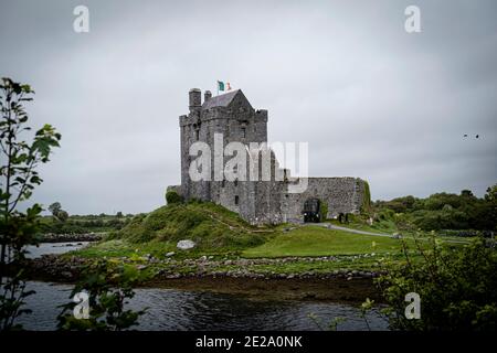 30 May 2019, Ireland, Clare Circuit: Dunguaire Castle near the Irish city of Galway. The small castle offers tourists along the Wild Atlantic Way a short stop. Photo: Alexander Prautzsch/dpa-Zentralbild/ZB Stock Photo