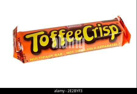 Norwich, Norfolk, UK – December 24 2020. An illustrative editorial photo of  a single Nestle Toffee Crisp chocolate bar on a plain white background  Stock Photo - Alamy