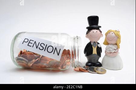 BRIDE AND GROOM FIGURES WITH PENSION POT RE PENSIONS OLD AGE RETIREMENT SAVINGS STATE PENSION HUSBAND WIFE DIVORCE MARRIAGE ETC UK Stock Photo