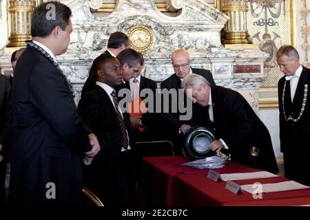 Atmosphere during the vote to elect the president of senate in the conference room of the Senate in Paris, France, on October 1st 2011. Photo by Stephane Lemouton/ABACAPRESS.COM Stock Photo