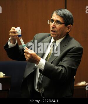 Dr. Paul White, an anesthesiologist and propofol expert, demonstrates how propofol is loaded into a syringe during the final stage of Dr. Conrad Murray's defense case in the involuntary manslaughter trial in the death of singer Michael Jackson at the Los Angeles Superior Court in Los Angeles, CA, USA on 28 October 2011. Murray has pleaded not guilty and faces four years in prison and the loss of his medical licenses if convicted of involuntary manslaughter in Michael Jackson's death. Photo by Paul Buck/Pool/ABACAPRESS.COM Stock Photo