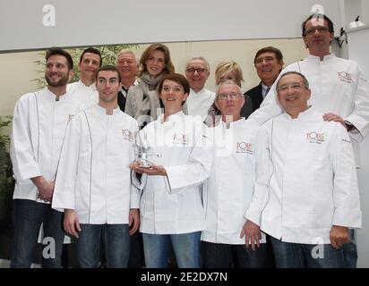 https://l450v.alamy.com/450v/2e2dx7n/top-l-r-christophe-saintagne-laurent-boyer-julie-andrieu-chef-alain-ducasse-flavie-flament-jean-pierre-foucault-pose-alongside-all-the-competitors-during-the-final-of-tv-cooking-contest-tous-en-cuisine-all-together-in-the-kitchen-at-the-alain-ducasse-culinary-school-in-paris-france-on-november-18-2011-photo-by-marco-vitchiabacapresscom-2e2dx7n.jpg