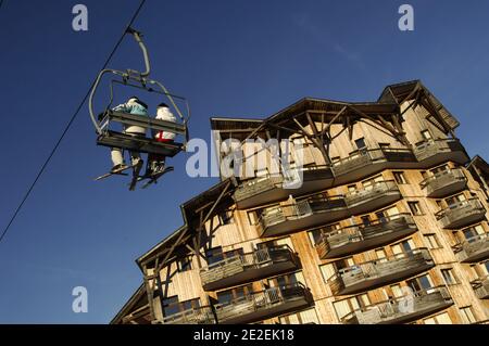 Avoriaz 1800 ski resort, also called 'la belle de bois' because all homes are equipped with wood. Chair lift, ski lift, skiers, skiing, snow-Alpes, Haute-Savoie, France.The architecture integrates seamlessly with the surrounding environment. Setbacks, walkways, windows, corridors and parts of roofs hit the ground, through doors. For consistency of its architecture and its integration into the environment, Avoriaz was awarded in 2003, the label of great achievements of the twentieth century. Station de ski Avoriaz 1800 appelee egalement 'la belle de bois' car toutes ses residences sont habillee Stock Photo