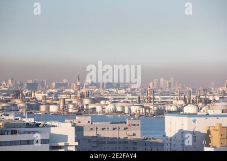 Kawasaki, Japan. 13th Jan, 2021. Tokyo Sky Tree covered in a smog cloud. A dense layer of smog covers the Japanese capital. Credit: SOPA Images Limited/Alamy Live News Stock Photo