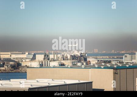 Kawasaki, Japan. 13th Jan, 2021. JAL (Japan Airlines) airplane is landing at Haneda Airport in Tokyo. A dense layer of smog covers the Japanese capital. Credit: SOPA Images Limited/Alamy Live News Stock Photo