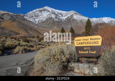 INDEPENDENCE, CALIFORNIA, UNITED STATES - Dec 21, 2020: A sign announces Lower Grays Meadow Campground beneath a mountain in California's Eastern Sier Stock Photo