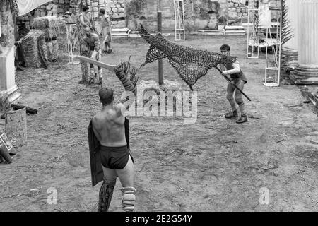 Mérida, Spagna - 27 Settembre 2014: più vicini con gladiatore romano in  costume del primo secolo e una donna mascherata di patrizio romano, parte  Foto stock - Alamy