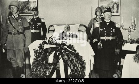 Honor guard near the bed of the deceased Paul von Hindenburg at his home in Neudeck, East Prussia. August 1934 Stock Photo