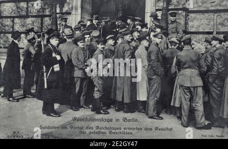 German Revolution of 1918–1919 Revolution days in Berlin. Soldiers at the portal of the Reichstag await the result of the decisions taken. Stock Photo