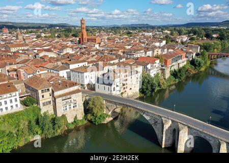 Villeneuve-sur-Lot (south-eastern France): aerial view of the city, old bastide (fortified town) by the river Lot. Aerial view of the bastide, the “po Stock Photo