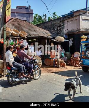 Kalna, West Bengal, India. Typical atmosphere in the center with its stalls along the road. Trader of baskets, various potteries and traffic on the st Stock Photo