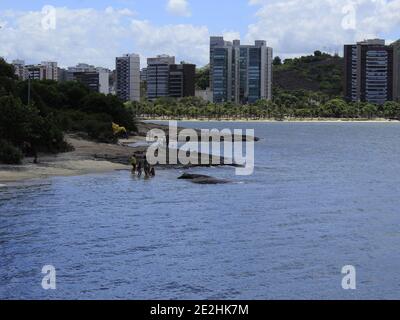 Vitoria, Espirito Santo, Brasil. 14th Jan, 2021. (INT) A visit to Frade Island beach in Espirito Santo. January 13, 2021, Vitoria, Espirito Santo, Brazil: Even with the increase in COVID-19 cases in Brazil, people are still drawn to the beaches to relax, have fun and forget about the sufferings caused by the virus. Frade Island is no exception as people crowd the beach and some without masks.Credit: Edson de Souza /Thenews2 Credit: Edson De Souza/TheNEWS2/ZUMA Wire/Alamy Live News Stock Photo