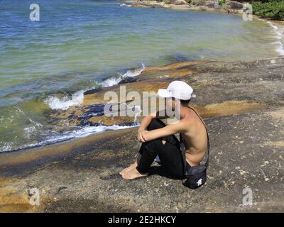 Vitoria, Espirito Santo, Brasil. 14th Jan, 2021. (INT) A visit to Frade Island beach in Espirito Santo. January 13, 2021, Vitoria, Espirito Santo, Brazil: Even with the increase in COVID-19 cases in Brazil, people are still drawn to the beaches to relax, have fun and forget about the sufferings caused by the virus. Frade Island is no exception as people crowd the beach and some without masks.Credit: Edson de Souza /Thenews2 Credit: Edson De Souza/TheNEWS2/ZUMA Wire/Alamy Live News Stock Photo