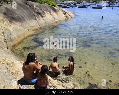 Vitoria, Espirito Santo, Brasil. 14th Jan, 2021. (INT) A visit to Frade Island beach in Espirito Santo. January 13, 2021, Vitoria, Espirito Santo, Brazil: Even with the increase in COVID-19 cases in Brazil, people are still drawn to the beaches to relax, have fun and forget about the sufferings caused by the virus. Frade Island is no exception as people crowd the beach and some without masks.Credit: Edson de Souza /Thenews2 Credit: Edson De Souza/TheNEWS2/ZUMA Wire/Alamy Live News Stock Photo