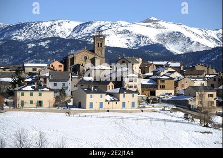 Les Angles (south-western France): the village covered in snow in winter, with mountains in the background Stock Photo