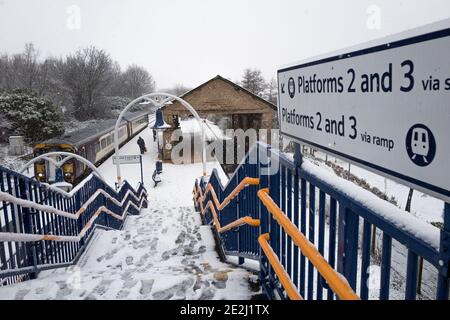 Mansfield Woodhouse, England, UK. 14th Jan, 2021. U.K. Weather. Heavy snow fall for most of the day affecting rail passengers at the local station. Credit: Alan Keith Beastall/Alamy Live News Stock Photo