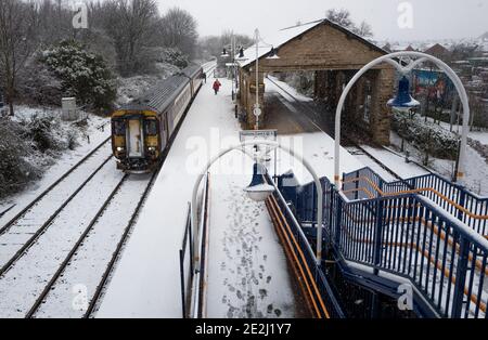 Mansfield Woodhouse, England, UK. 14th Jan, 2021. U.K. Weather. Heavy snow fall for most of the day affecting rail passengers at the local station. Credit: Alan Keith Beastall/Alamy Live News Stock Photo