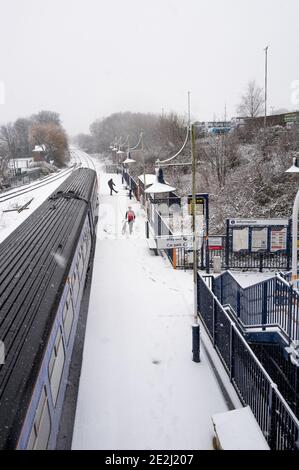 Mansfield Woodhouse, England, UK. 14th Jan, 2021. U.K. Weather. Heavy snow fall for most of the day affecting rail passengers at the local station. Credit: Alan Keith Beastall/Alamy Live News Stock Photo