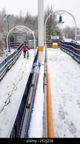 Mansfield Woodhouse, England, UK. 14th Jan, 2021. U.K. Weather. Heavy snow fall for most of the day affecting rail passengers at the local station. Credit: Alan Keith Beastall/Alamy Live News Stock Photo