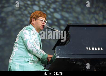 Elton John in concert on the Route Of Kings Stage in Hyde Park, London, UK. 27th July 2000 Stock Photo