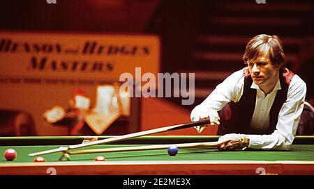 LONDON - ENGLAND 22/29 JAN 84. Alex Higgins competing in the Benson & Hedges Masters snooker tournament at the Wembley Conference Centre on the 22/29 Stock Photo