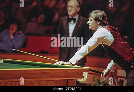 LONDON - ENGLAND 22/29 JAN 84. Alex Higgins competing in the Benson & Hedges Masters snooker tournament at the Wembley Conference Centre on the 22/29 Stock Photo