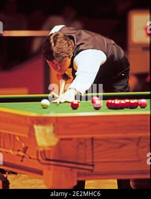 LONDON - ENGLAND 22/29 JAN 84. Tony Knowles competing in the Benson & Hedges Masters snooker tournament at the Wembley Conference Centre on the 22/29 Stock Photo