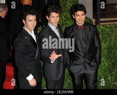 (left to right) Nick Jonas, Kevin Jonas and Joe Jonas arriving at the Vanity Fair Oscar Party 2010, held at the Sunset Tower in Los Angeles, CA, USA on March 07, 2010. Photo by Mehdi Taamallah/ABACAPRESS.COM (Pictured: Nick Jonas, Kevin Jonas, Joe Jonas) Stock Photo