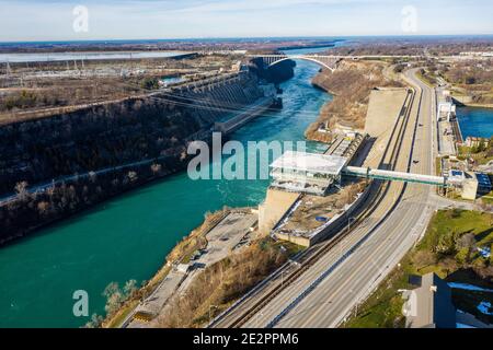 Robert Moses Niagara Power Plant, hydropower facility, Lewiston, NY, USA (right and Sir Adam Beck No 2 Generating Station, Candad (left) Stock Photo