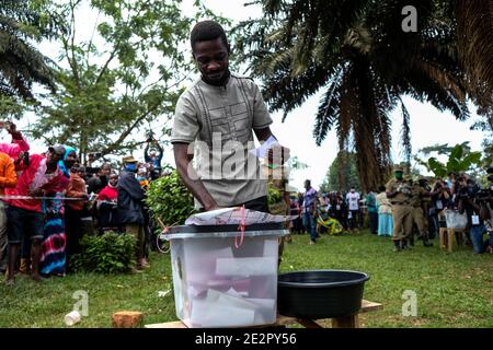Beijing, Uganda. 14th Jan, 2021. Presidential candidate Robert Kyagulanyi Ssentamu, also head of the opposition National Unity Platform (NUP) party, casts his vote at a polling station in Mageere, Uganda, Jan. 14, 2021. Uganda's presidential and parliamentary elections kicked off on Thursday with people in the east African country queuing up to cast their votes. A total of 11 candidates, including incumbent President Yoweri Museveni, are vying for the presidency in what observers described as a hotly contested election. Credit: Hajarah Nalwadda/Xinhua/Alamy Live News Stock Photo